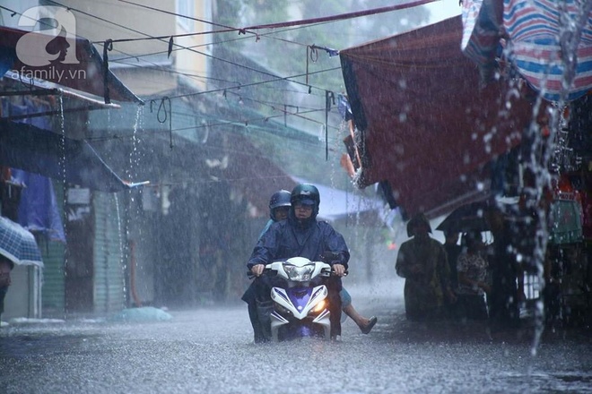 Ảnh hưởng của hoàn lưu bão số 2, Hà Nội mưa lớn, nhiều khu phố đã bị ngập - Ảnh 17.