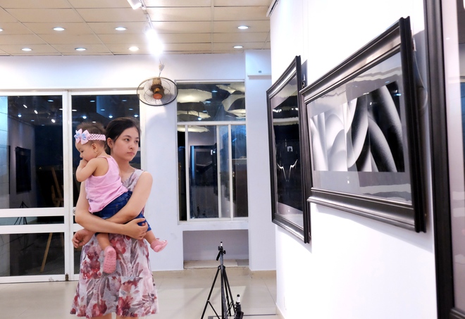 Nhiều cặp đôi Sài Gòn đến “rửa mắt” tại triển lãm ảnh nude đầu tiên ở Việt Nam: Thích thú nhưng… chưa đã - Ảnh 13.