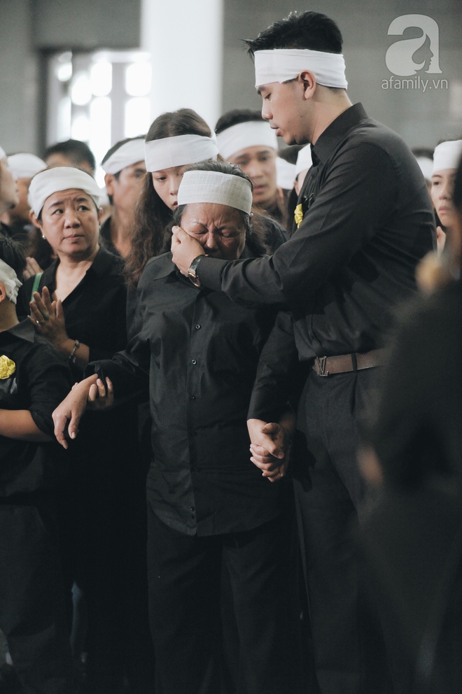 Những hình ảnh xúc động trong lễ tang nhà giáo Văn Như Cương - Ảnh 4. Những hình ảnh xúc động trong lễ tang nhà giáo Văn Như Cương - Ảnh 4.