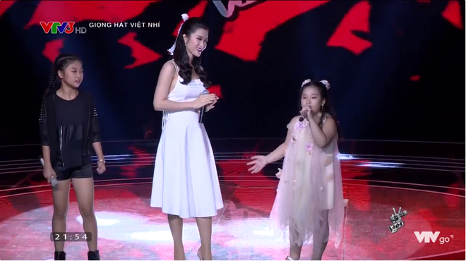 Đông Nhi bất ngờ xuất hiện trong đêm bán kết Giọng hát Việt nhí 2017 hỗ trợ cho Hương Tràm - Ảnh 3.