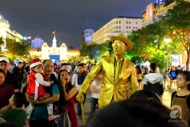 Cận kề Noel ở Sài Gòn: Nơi có “tuyết rơi” lung linh, nơi chi bạc triệu trang trí giáng sinh - Ảnh 13.