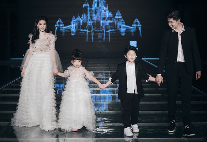 Nhóc tì nhà Tim và Trương Quỳnh Anh siêu tự tin cùng bố mẹ trên sàn diễn của Tuần lễ thời trang 2017 - Ảnh 23.