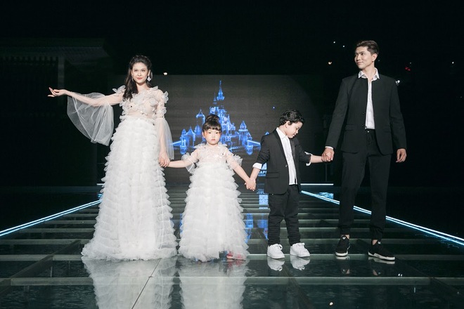Nhóc tì nhà Tim và Trương Quỳnh Anh siêu tự tin cùng bố mẹ trên sàn diễn của Tuần lễ thời trang 2017 - Ảnh 24.