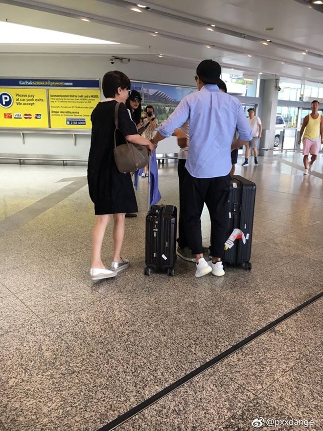 Lưu Khải Uy hồ hởi ra sân bay đón bố mẹ vợ sang sinh nhật cháu gái - Ảnh 4.