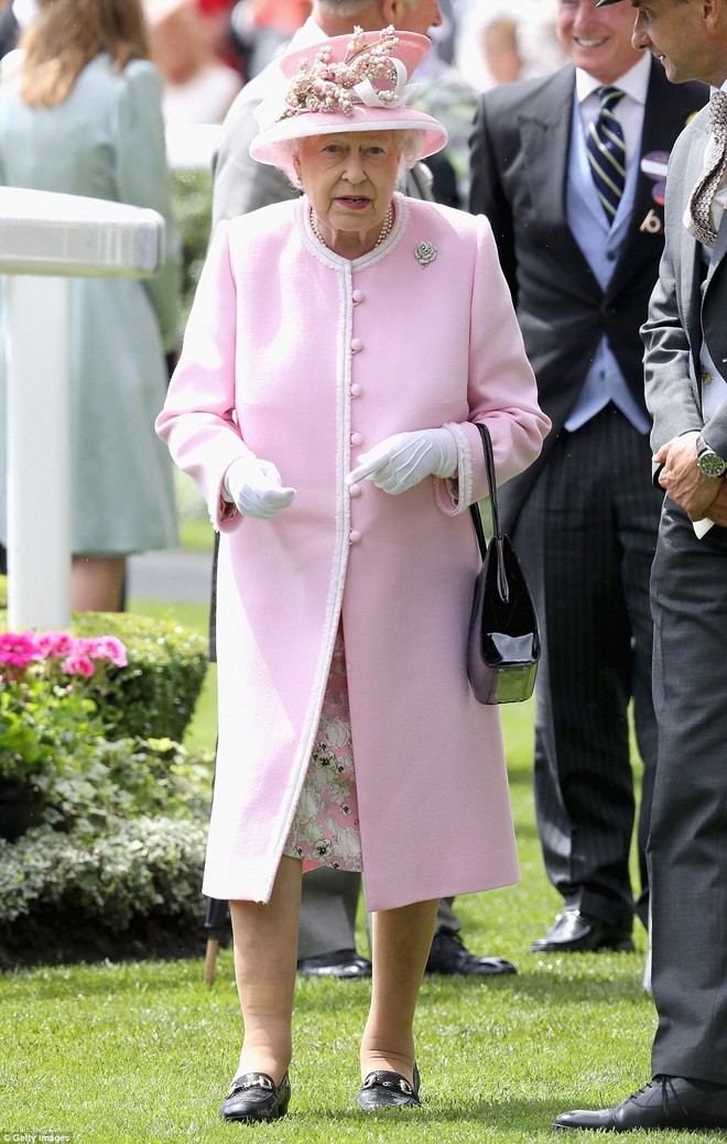 Những quy tắc hoàng gia nghiêm ngặt đằng sau trang phục chóe lọe của Nữ hoàng Anh - Ảnh 6.