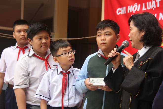TP.HCM: Tiết chào cờ đặc biệt, học sinh nghe xử án bạo lực học đường tại sân trường - Ảnh 6. TP.HCM: Tiết chào cờ đặc biệt, học sinh nghe xử án bạo lực học đường tại sân trường - Ảnh 6.