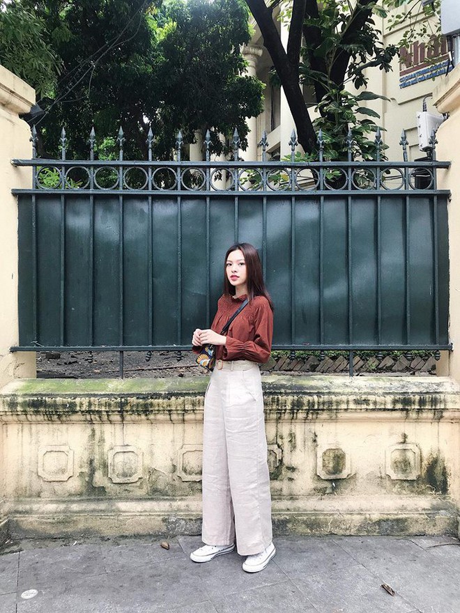 Street style tuần này: Angela Phương Trinh diện váy ôm già chát, Kỳ Duyên nổi bật vì dát hàng hiệu từ đầu tới chân - Ảnh 15. Street style tuần này: Angela Phương Trinh diện váy ôm già chát, Kỳ Duyên nổi bật vì dát hàng hiệu từ đầu tới chân - Ảnh 15.