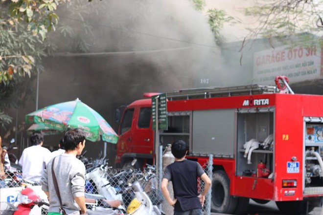 Hà Nội: Cháy lớn ở garage ô tô trên đường Ngụy Như Kon Tum, khói đen bốc lên nghi ngút, từ xa cũng nhìn thấy - Ảnh 11.