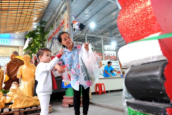 Cận ngày Giáng sinh, trái châu nhập khẩu từ Mỹ tiền triệu vẫn tấp nập người mua tại “chợ Noel” nổi tiếng Sài Gòn - Ảnh 11. Cận ngày Giáng sinh, trái châu nhập khẩu từ Mỹ tiền triệu vẫn tấp nập người mua tại “chợ Noel” nổi tiếng Sài Gòn - Ảnh 11.