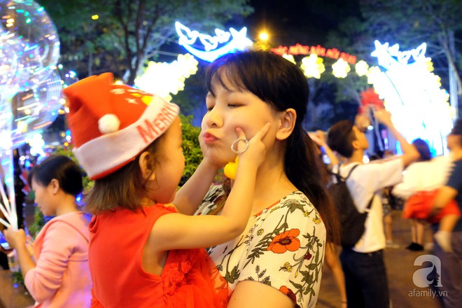 Cận kề Noel ở Sài Gòn: Nơi có “tuyết rơi” lung linh, nơi chi bạc triệu trang trí giáng sinh - Ảnh 14. Cận kề Noel ở Sài Gòn: Nơi có “tuyết rơi” lung linh, nơi chi bạc triệu trang trí giáng sinh - Ảnh 14.