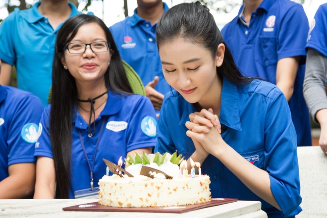 Á hậu Hà Thu xúc động khi được sinh viên tổ chức sinh nhật bất ngờ - Ảnh 6.