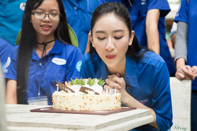 Á hậu Hà Thu xúc động khi được sinh viên tổ chức sinh nhật bất ngờ - Ảnh 7.