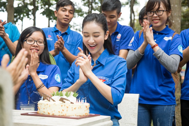 Á hậu Hà Thu xúc động khi được sinh viên tổ chức sinh nhật bất ngờ - Ảnh 8.