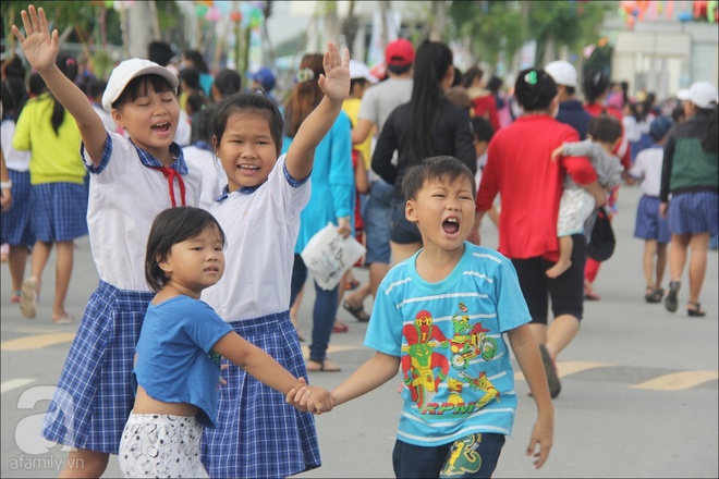 Trẻ em vùng quê đội nắng, thích thú khi được xem phim, chơi trò chơi miễn phí - Ảnh 1.