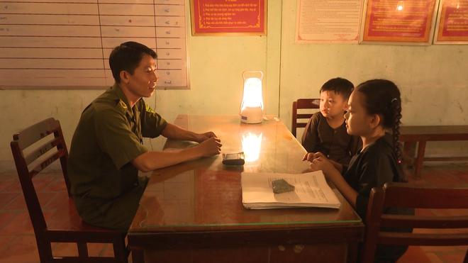 Bố con MC Hồng Ph&uacute;c mang tiếng xấu v&igrave; lỡ h&agrave;nh hạ c&aacute;c cặp bố con kh&aacute;c của Bố ơi - Ảnh 6.