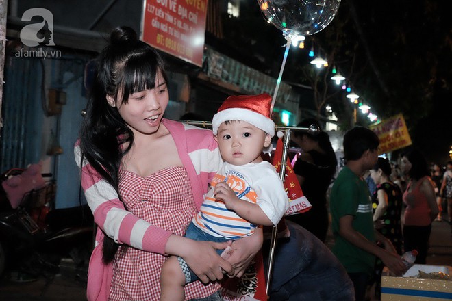 Sợ đ&ocirc;ng đ&uacute;c ở trung t&acirc;m, nhiều người đổ về x&oacute;m đạo lớn nhất S&agrave;i G&ograve;n, b&atilde;i xe tự ph&aacute;t hốt bạc m&ugrave;a Gi&aacute;ng sinh - Ảnh 4.