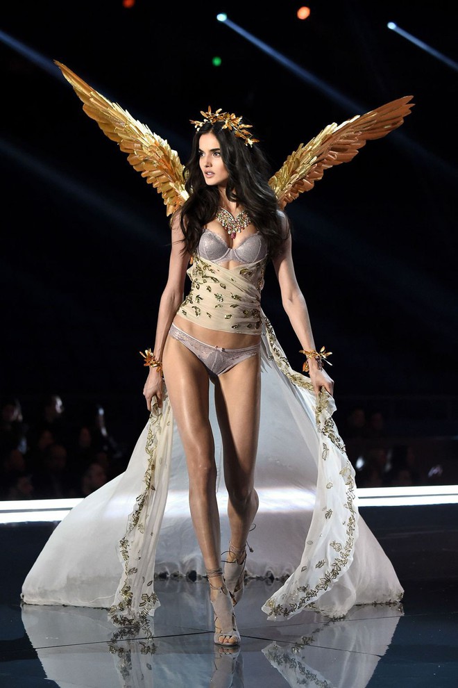 Victorias Secret show 2017 chính thức diễn ra: Các thiên thần sải bước đẹp xuất sắc tựa nữ thần - Ảnh 31. Victorias Secret show 2017 chính thức diễn ra: Các thiên thần sải bước đẹp xuất sắc tựa nữ thần - Ảnh 31.