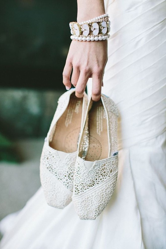 7 mẫu giày đẹp nín thở dành riêng cho các cô dâu trong ngày trọng đại - Ảnh 29.