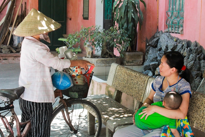 Hạnh phúc hồn nhiên của cậu bé 13 tháng tuổi ngủ bên vỉa hè, quán hàng của mẹ - Ảnh 8.