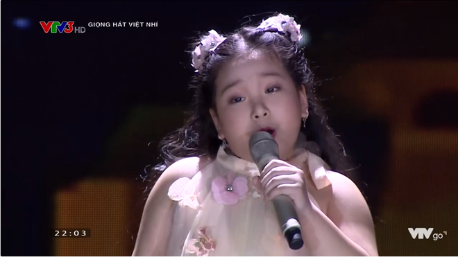 Đông Nhi bất ngờ xuất hiện trong đêm bán kết Giọng hát Việt nhí 2017 hỗ trợ cho Hương Tràm - Ảnh 11.