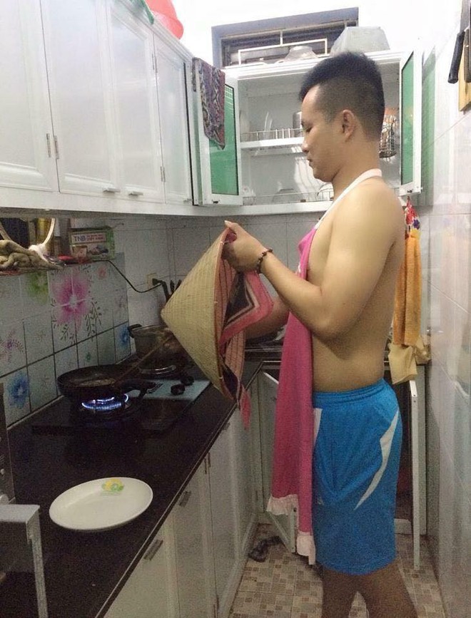 Chết cười với những cảnh khi đàn ông vào bếp: nào là giáp xanh giáp hồng, không mũ bảo hiểm cũng trùm bọc nylon - Ảnh 5. Chết cười với những cảnh khi đàn ông vào bếp: nào là giáp xanh giáp hồng, không mũ bảo hiểm cũng trùm bọc nylon - Ảnh 5.