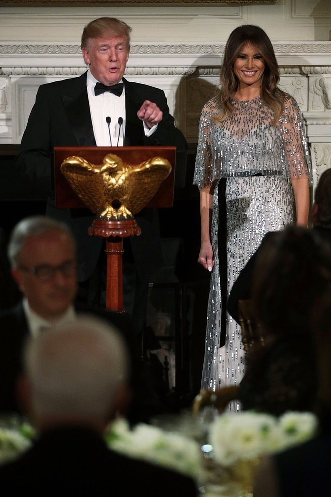 Loạt trang phục gây chú ý của bà Melania Trump: Bộ được khen nức nở, bộ lại bị chê không thương tiếc - Ảnh 13.
