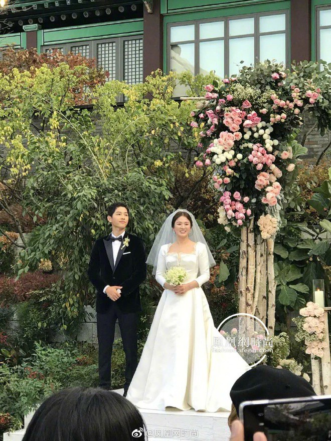 Váy cưới của Song Hye Kyo không được thiết kế riêng mà được nâng cấp từ mẫu váy đã có sẵn - Ảnh 1.