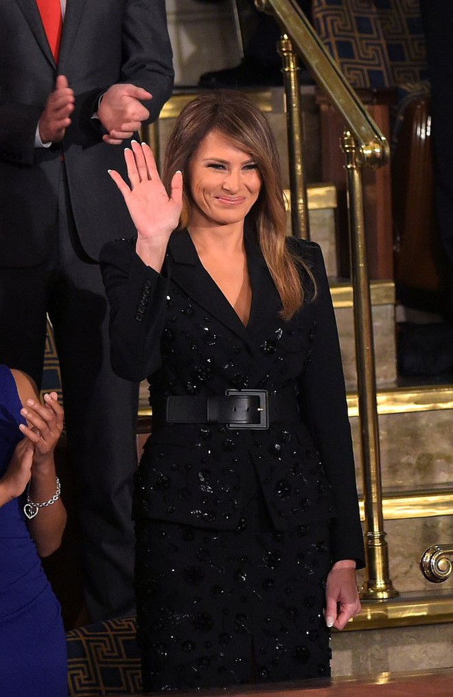 Loạt trang phục gây chú ý của bà Melania Trump: Bộ được khen nức nở, bộ lại bị chê không thương tiếc - Ảnh 15.