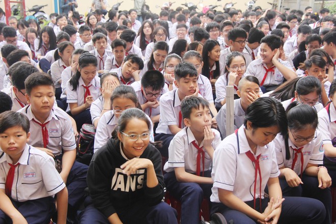 TP.HCM: Tiết chào cờ đặc biệt, học sinh nghe xử án bạo lực học đường tại sân trường - Ảnh 5. TP.HCM: Tiết chào cờ đặc biệt, học sinh nghe xử án bạo lực học đường tại sân trường - Ảnh 5.