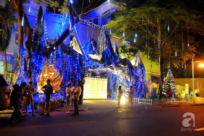 Cận kề Noel ở Sài Gòn: Nơi có “tuyết rơi” lung linh, nơi chi bạc triệu trang trí giáng sinh - Ảnh 15. Cận kề Noel ở Sài Gòn: Nơi có “tuyết rơi” lung linh, nơi chi bạc triệu trang trí giáng sinh - Ảnh 15.