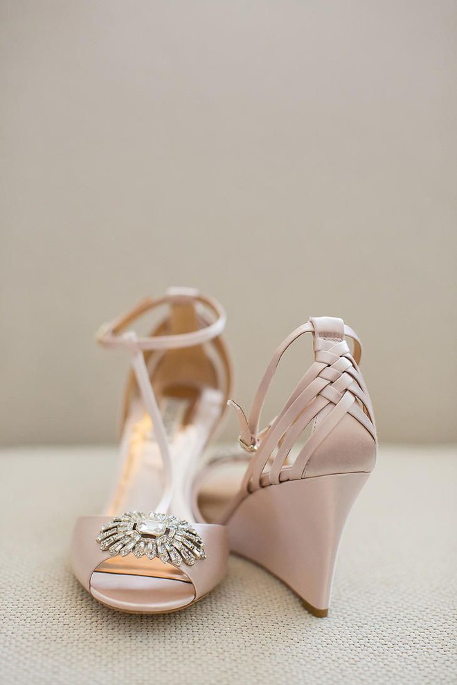 7 mẫu giày đẹp nín thở dành riêng cho các cô dâu trong ngày trọng đại - Ảnh 24.