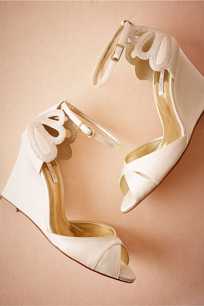 7 mẫu giày đẹp nín thở dành riêng cho các cô dâu trong ngày trọng đại - Ảnh 25.