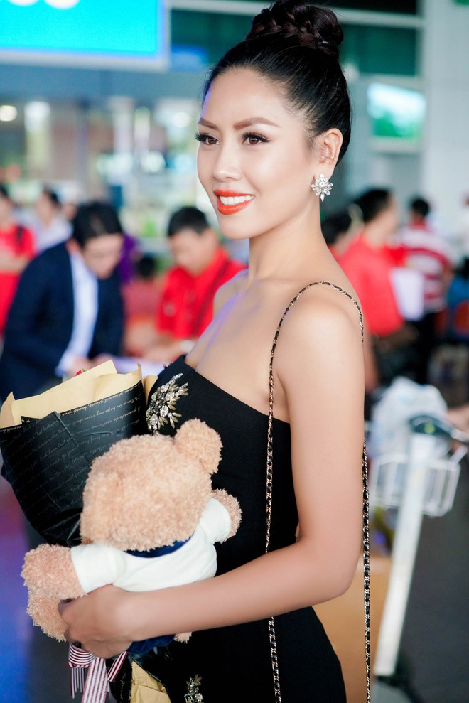 Á hậu Nguyễn Thị Loan diện váy quây gợi cảm trở về nước sau cuộc thi Miss Universe 2017 - Ảnh 1.