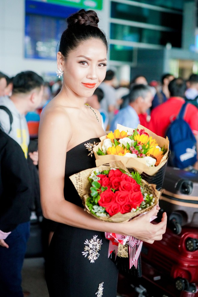 Á hậu Nguyễn Thị Loan diện váy quây gợi cảm trở về nước sau cuộc thi Miss Universe 2017 - Ảnh 4.