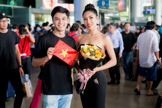 Á hậu Nguyễn Thị Loan diện váy quây gợi cảm trở về nước sau cuộc thi Miss Universe 2017 - Ảnh 10.