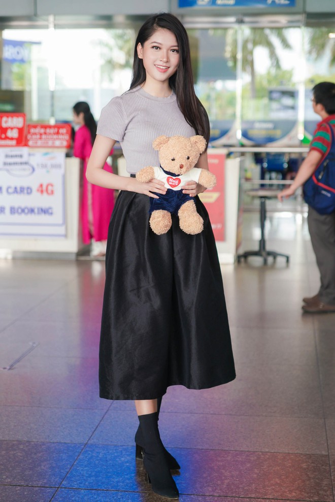 Á hậu Nguyễn Thị Loan diện váy quây gợi cảm trở về nước sau cuộc thi Miss Universe 2017 - Ảnh 12.