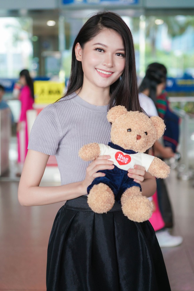 Á hậu Nguyễn Thị Loan diện váy quây gợi cảm trở về nước sau cuộc thi Miss Universe 2017 - Ảnh 13.