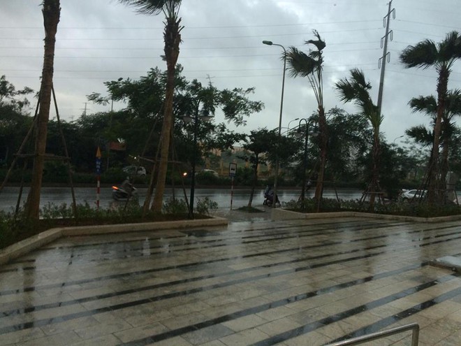 Mây đen che kín bầu trời, Hà Nội đang đón trận mưa rào cực lớn - Ảnh 3. Mây đen che kín bầu trời, Hà Nội đang đón trận mưa rào cực lớn - Ảnh 3.