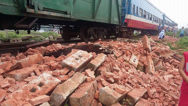 Hà Nội: Xe tải chở gạch cố băng qua đường sắt bị tàu hỏa tông khiến tài xế tử vong - Ảnh 3.