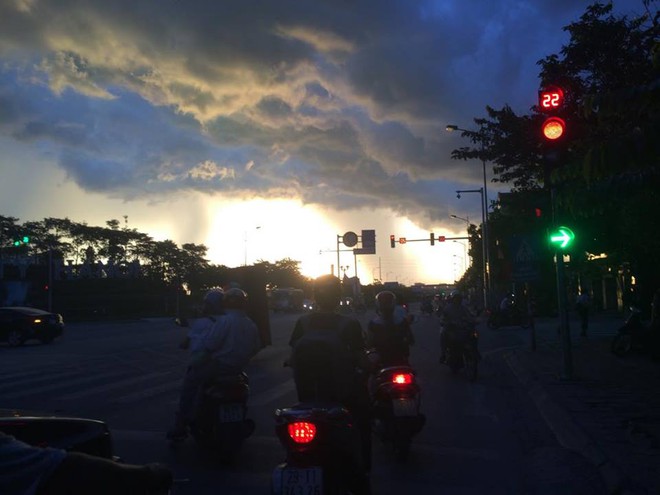 Hết mây ngày tận thế ở Sầm Sơn, dân mạng lại xôn xao vì hoàng hôn màu lạ ở Hà Nội - Ảnh 7.