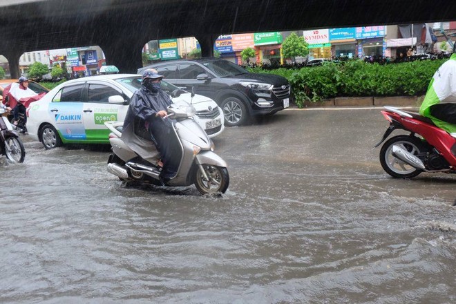 Nhiều tuyến phố ngập sau cơn giông lớn, người dân đổ về Hà Nội sau kì nghỉ gặp khó khăn - Ảnh 2.