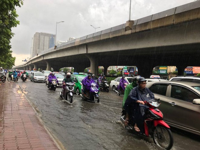 Nhiều tuyến phố ngập sau cơn giông lớn, người dân đổ về Hà Nội sau kì nghỉ gặp khó khăn - Ảnh 3.