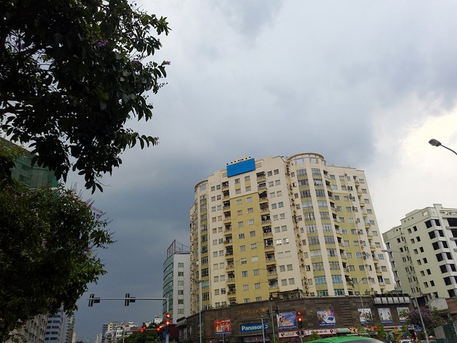 Mây đen che kín bầu trời, Hà Nội đang đón trận mưa rào cực lớn - Ảnh 6.