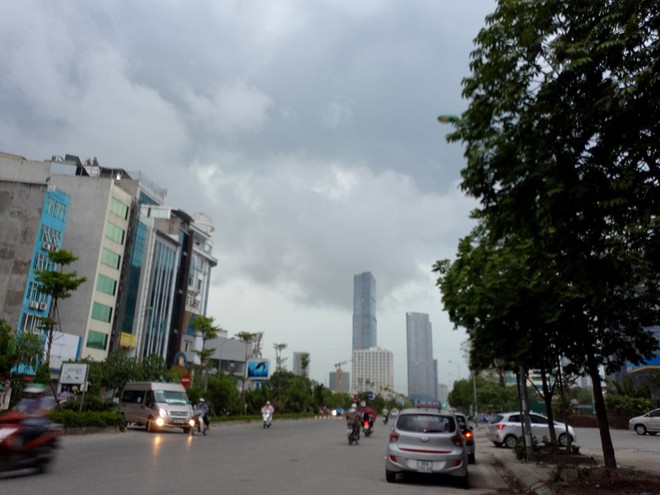 Mây đen che kín bầu trời, Hà Nội đang đón trận mưa rào cực lớn - Ảnh 7. Mây đen che kín bầu trời, Hà Nội đang đón trận mưa rào cực lớn - Ảnh 7.
