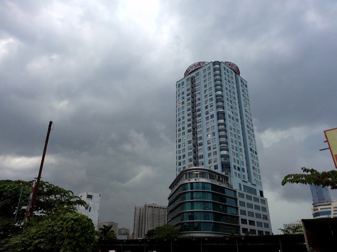 Mây đen che kín bầu trời, Hà Nội đang đón trận mưa rào cực lớn - Ảnh 8.