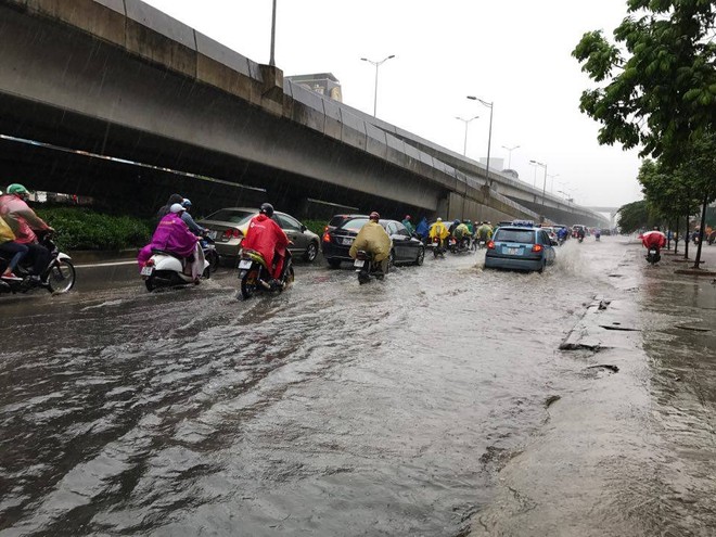 Nhiều tuyến phố ngập sau cơn giông lớn, người dân đổ về Hà Nội sau kì nghỉ gặp khó khăn - Ảnh 4.