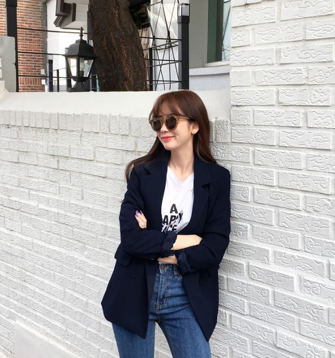 Với thời tiết miền Bắc hiện nay, bạn chỉ cần mặc áo phông và khoác ngoài một chiếc blazer là đủ - Ảnh 8.