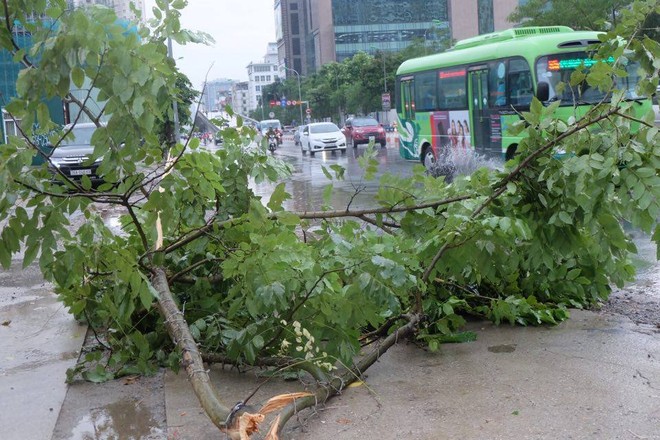 Nhiều tuyến phố ngập sau cơn giông lớn, người dân đổ về Hà Nội sau kì nghỉ gặp khó khăn - Ảnh 5.