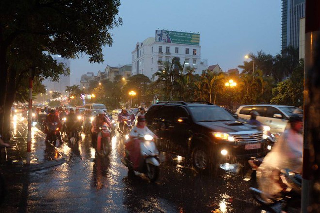 Hà Nội: Mưa lớn lúc tan tầm, tắc đường khắp nơi khiến dân chật vật di chuyển về nhà - Ảnh 9.