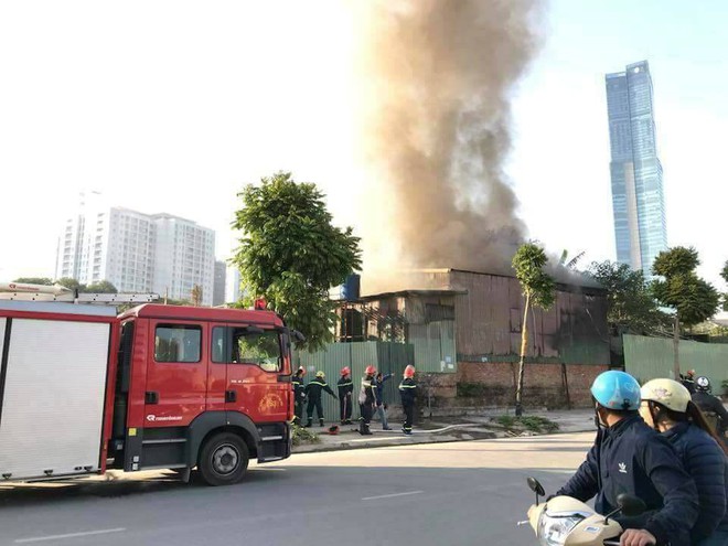 Hà Nội: Cháy nhà lợp tôn sáng sớm,  người đàn ông mắc kẹt bên trong tử vong - Ảnh 1.